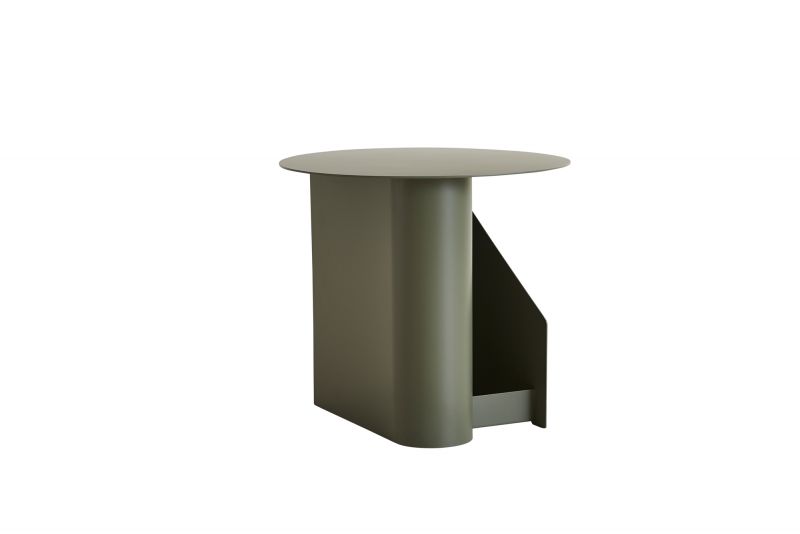 Sentrum Beistelltisch von Woud: Moderner, olivgrüner Metalltisch mit runder Tischplatte und integriertem Zeitschriftenhalter.